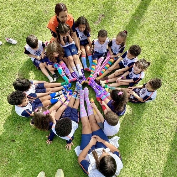 foto infantil - todos sentados em circulo
